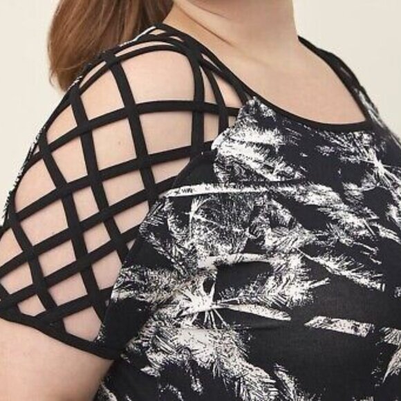 Torrid Love Sick Lattice Sleeve Palm Top - Picture 11 of 11